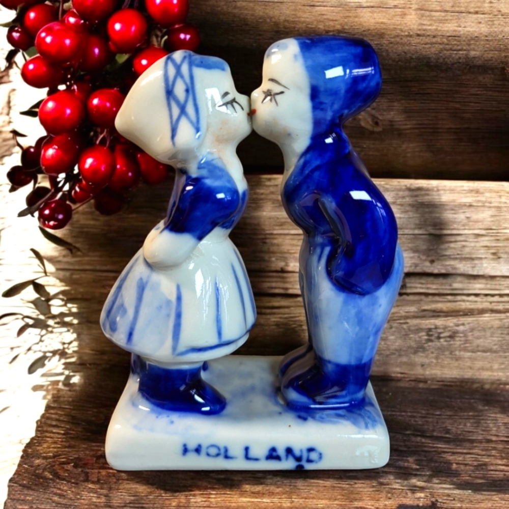 Collectible Mini Vintage Delft Blue Holland Kissing Girl and Boy Figurine